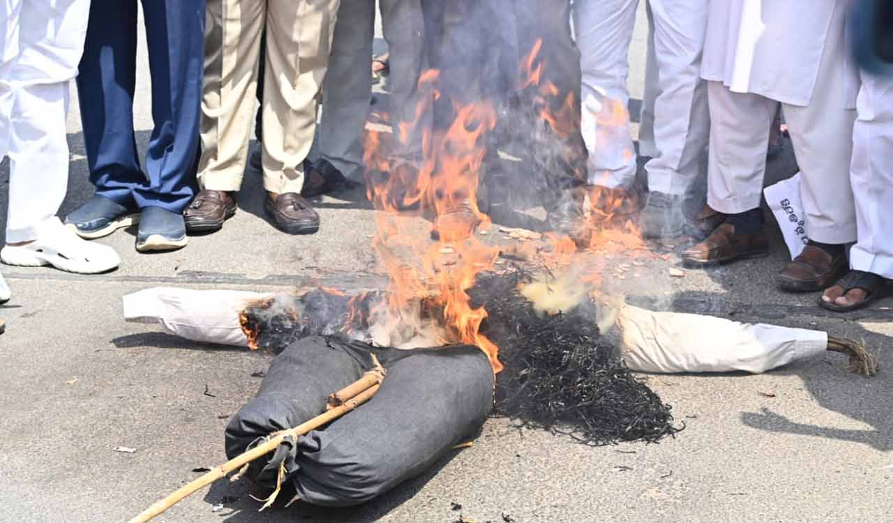 Farmers, BRS protest demanding immediate release of Rythu Bharosa