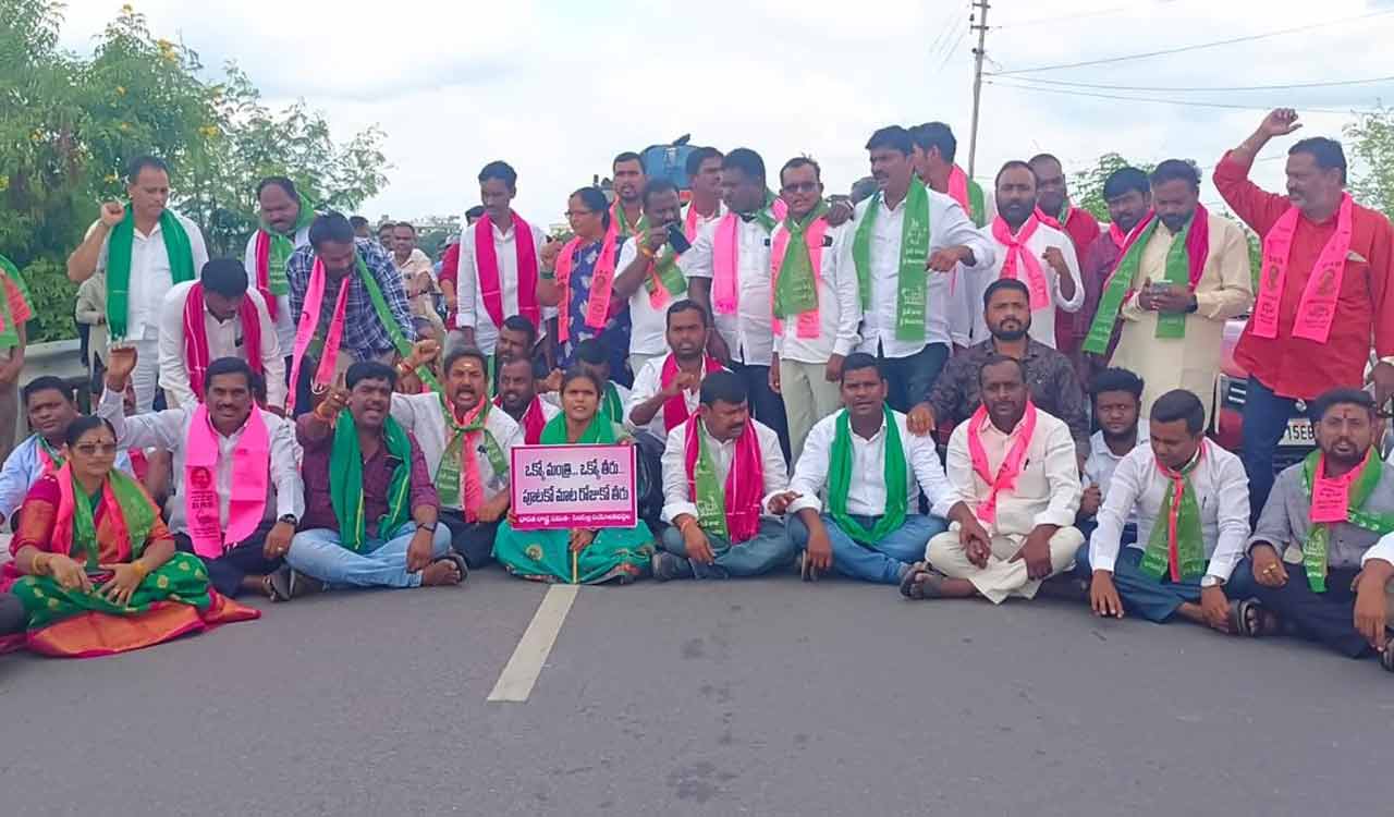 Farmers, BRS protest demanding immediate release of Rythu Bharosa