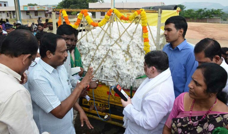 Telangana: Kishan Reddy, Bandi Sanjay must ensure cotton procurement, says Minister Ponnam