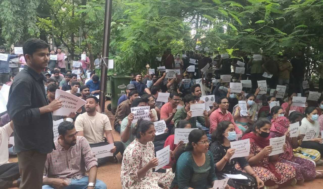 Watch: Group 1 Mains aspirants continue to protest for second consecutive day in Telangana