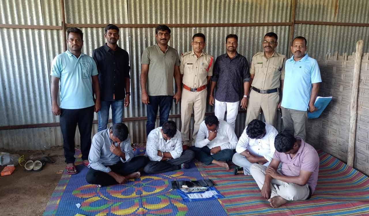 Siddipet: Five held for gambling near Komuravelly