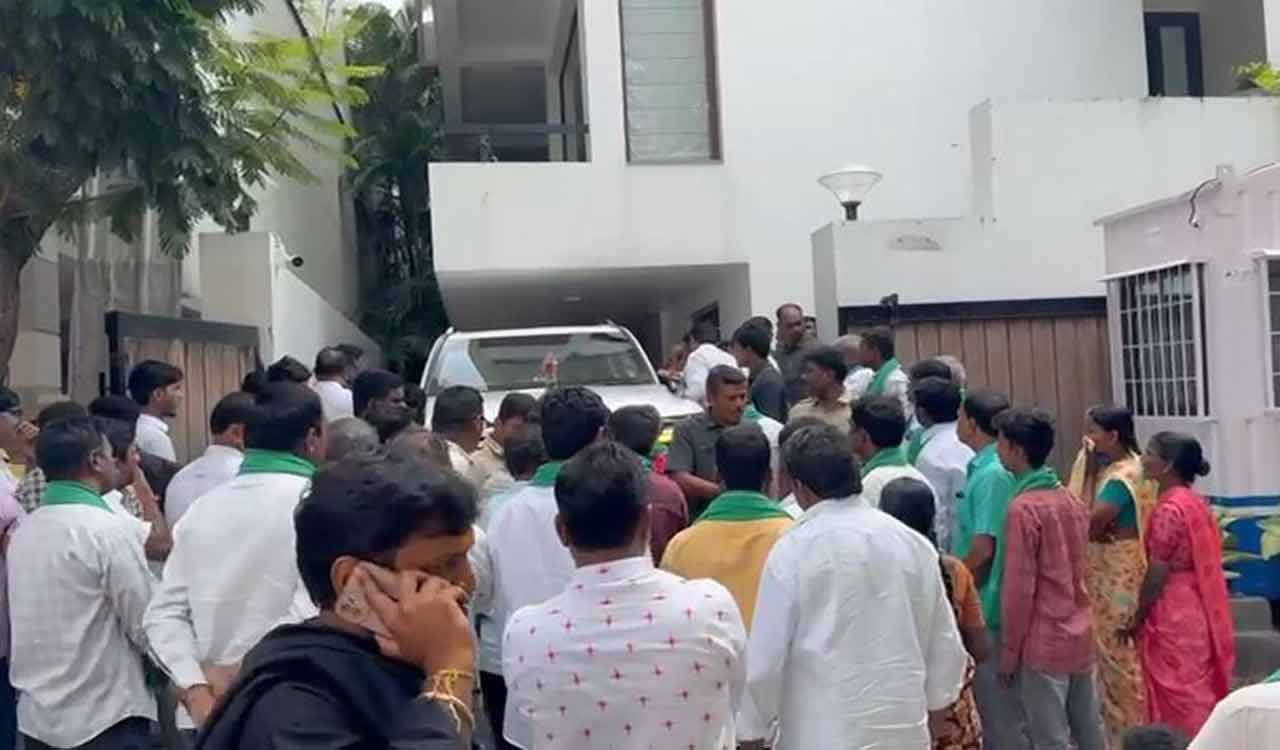 RRR affected farmers stage protest at Minister’s residence in Hyderabad