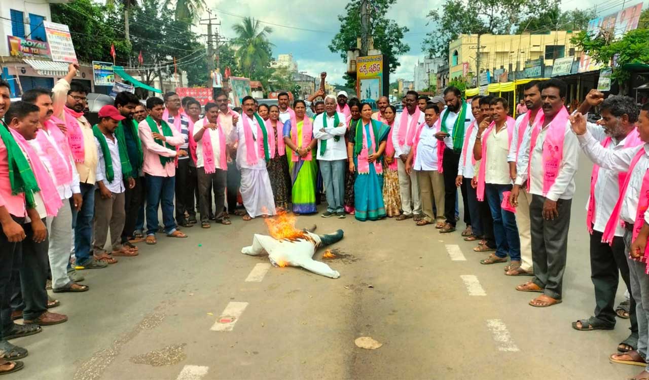 Telangana: Farmers, BRS workers stage protest against Govt for failing to implement Rythu Bharosa