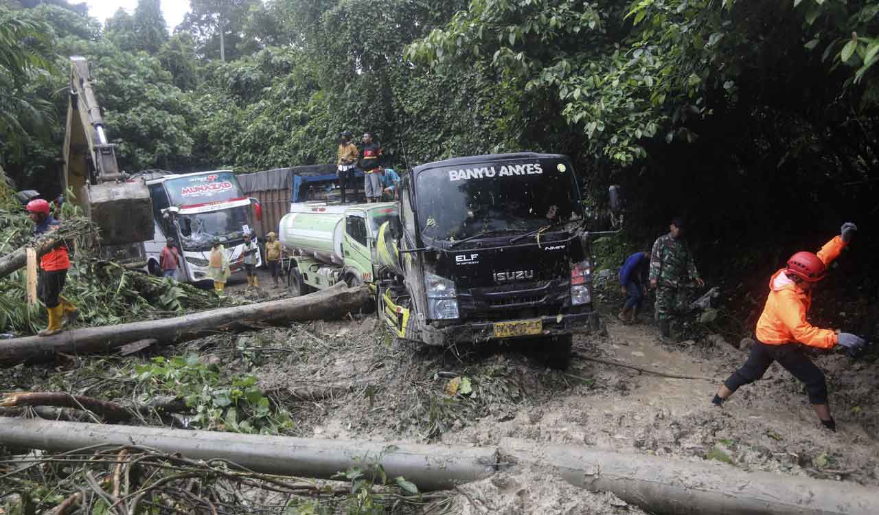 9 die as rain-triggered landslide hits tourist bus in Indonesia’s Sumatra island