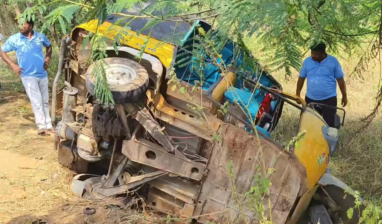 Siddipet: Six students injured as auto turns turtle