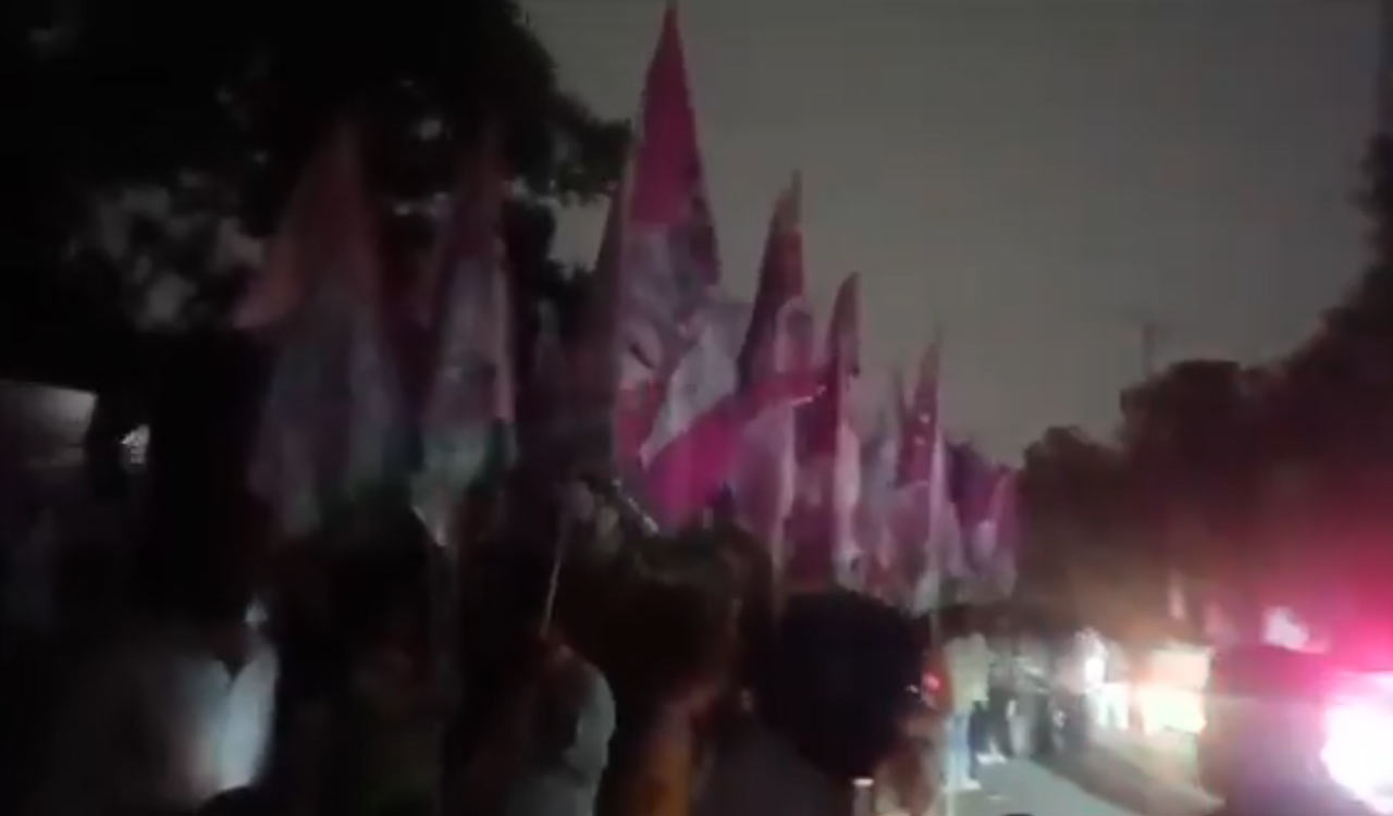 BRS takes out Deeksha Diwas rally in darkness; Congress foul play suspected