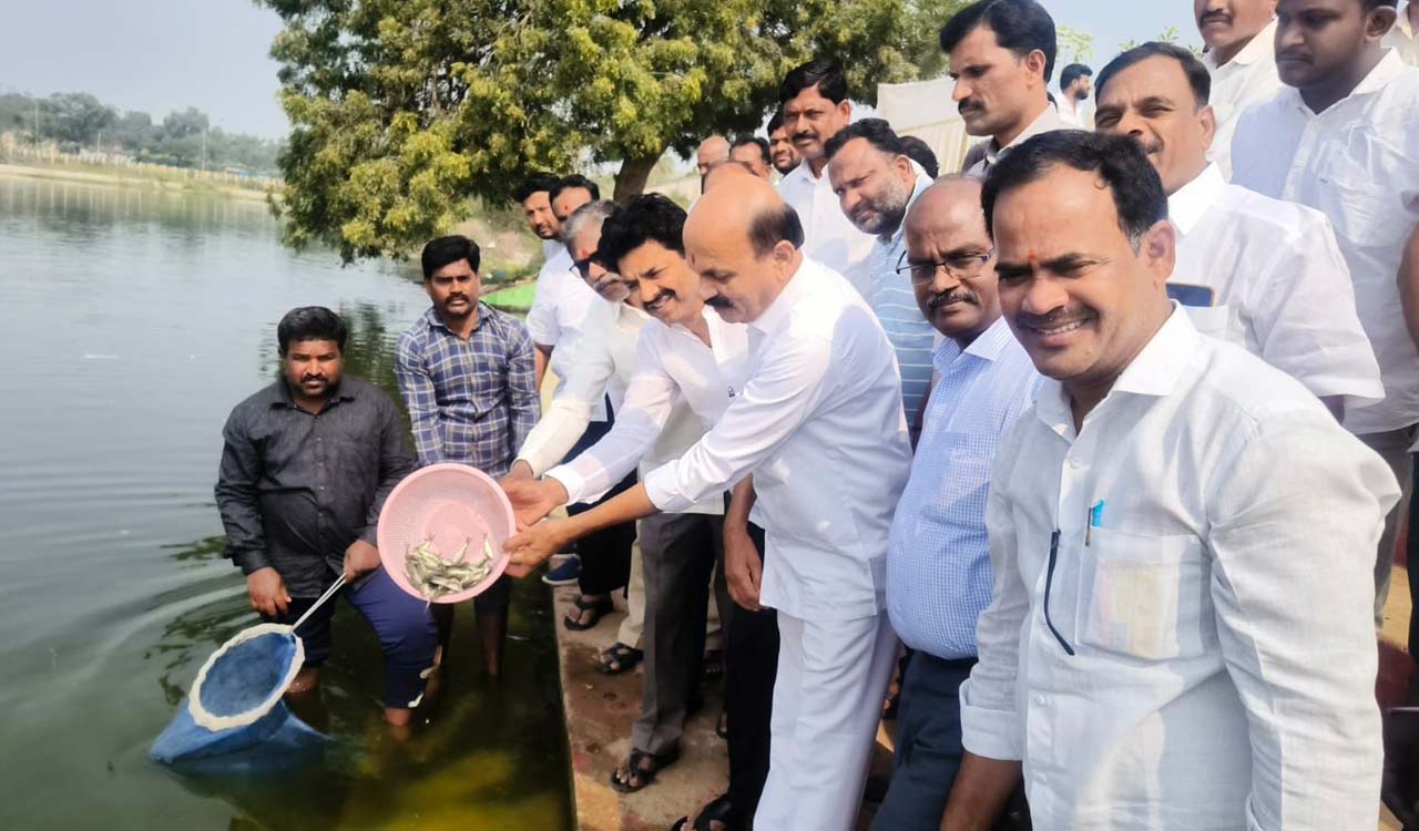 Chintha Prabhakar slams Congress for releasing fishlings in only 10 lakes in Sangareddy