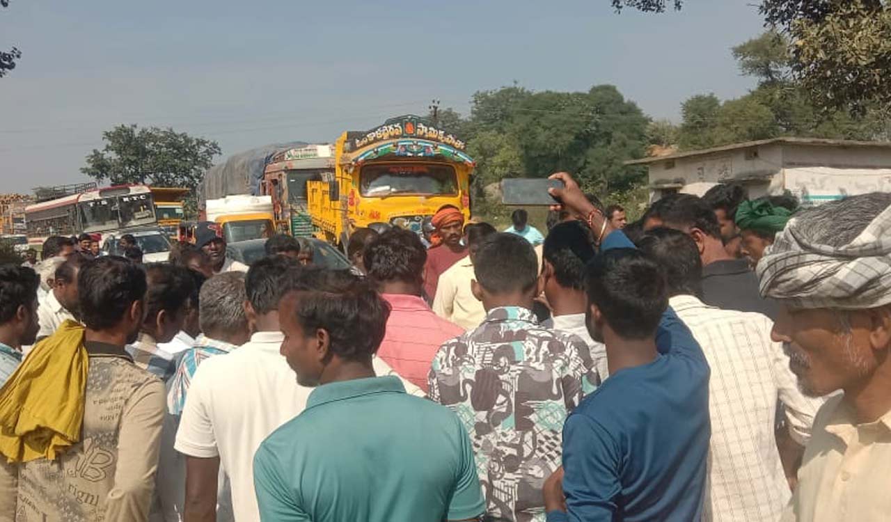 Farmers protest against delays in procurement of paddy in Medak