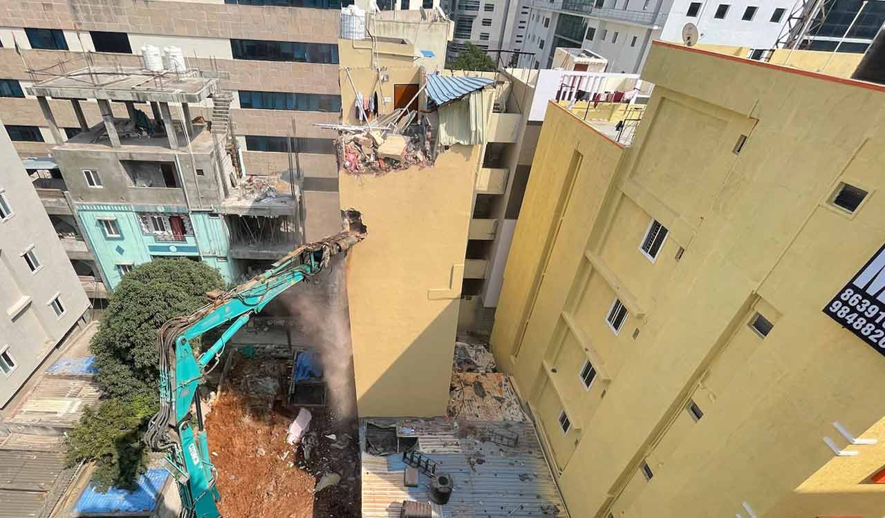 GHMC begins demolishing tilted building in Hyderabad’s Siddiquinagar