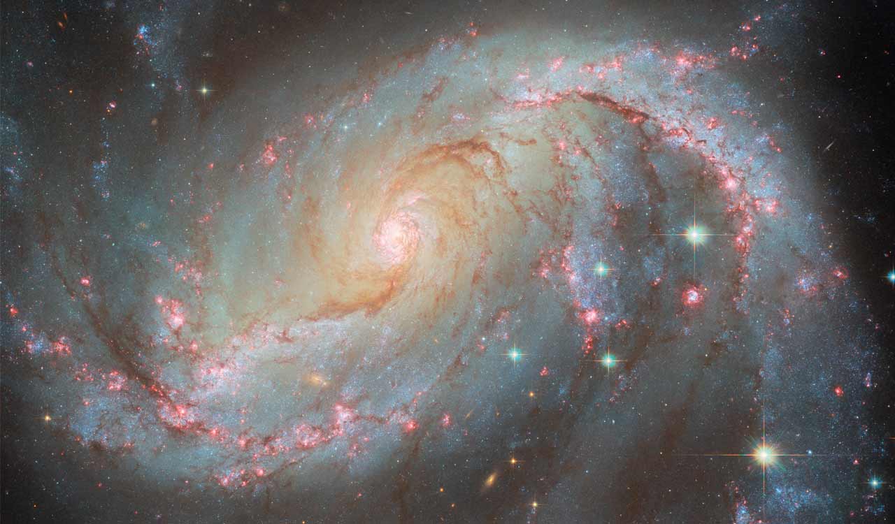 Hubble Telescope captures dazzling display in galaxy NGC 1672