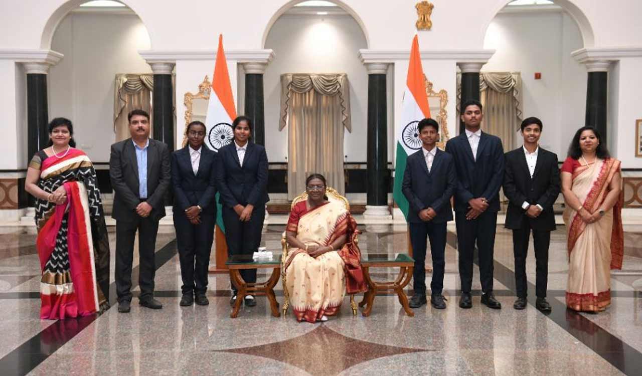 Hyderabad students interact with President Droupadi Murmu