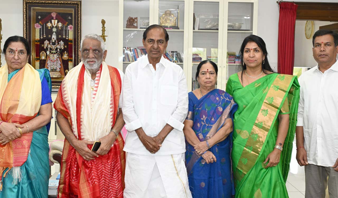 KCR felicitates Prof Srinivas Reddy, bids emotional farewell