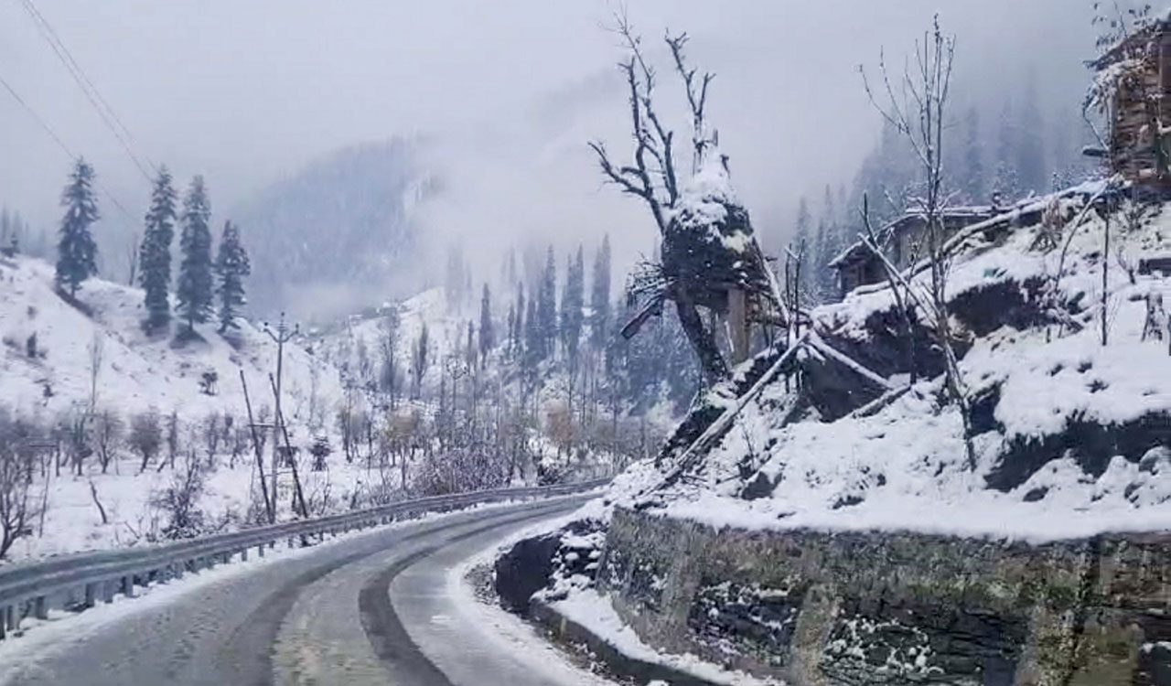 Kashmir Valley freezes as night temperature drops to sub-zero