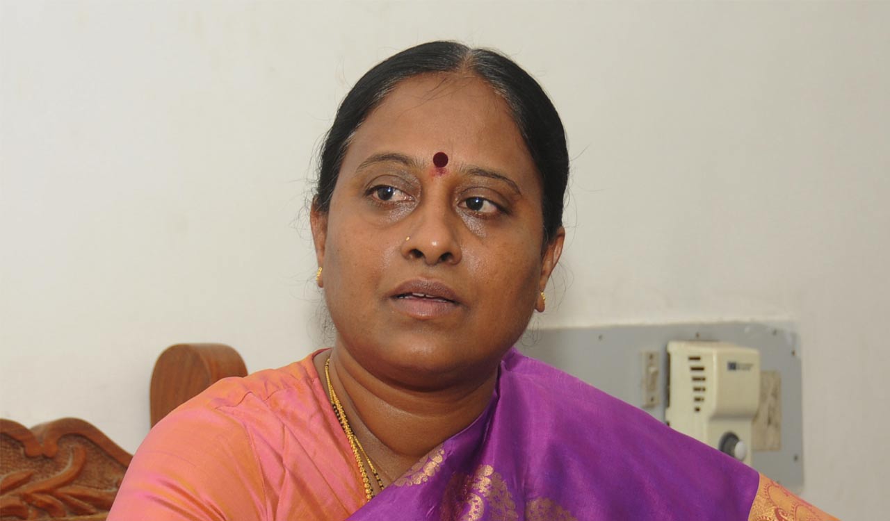 Death of student: Konda Surekha says BRS should pay Rs.1 crore; Blames ...