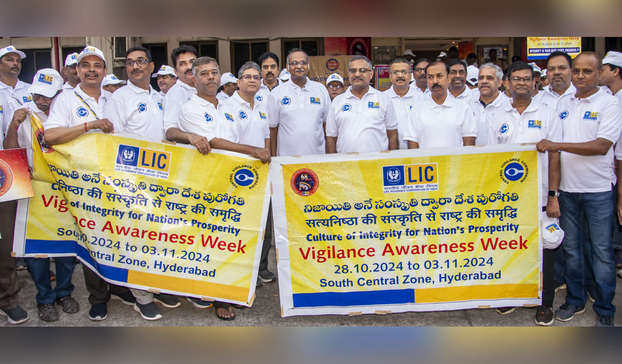 Hyderabad: LIC hosts walkathon as part of Vigilance Awareness Week