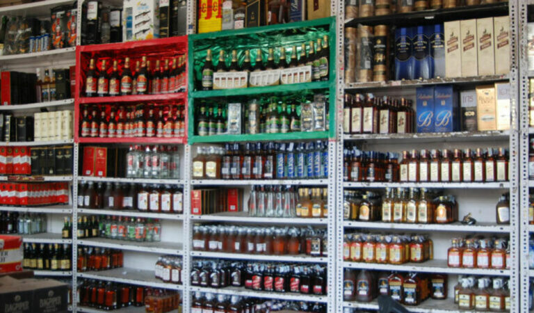 Complaints raised against excise officials over forcing people to purchase liquor from outlet of their choice