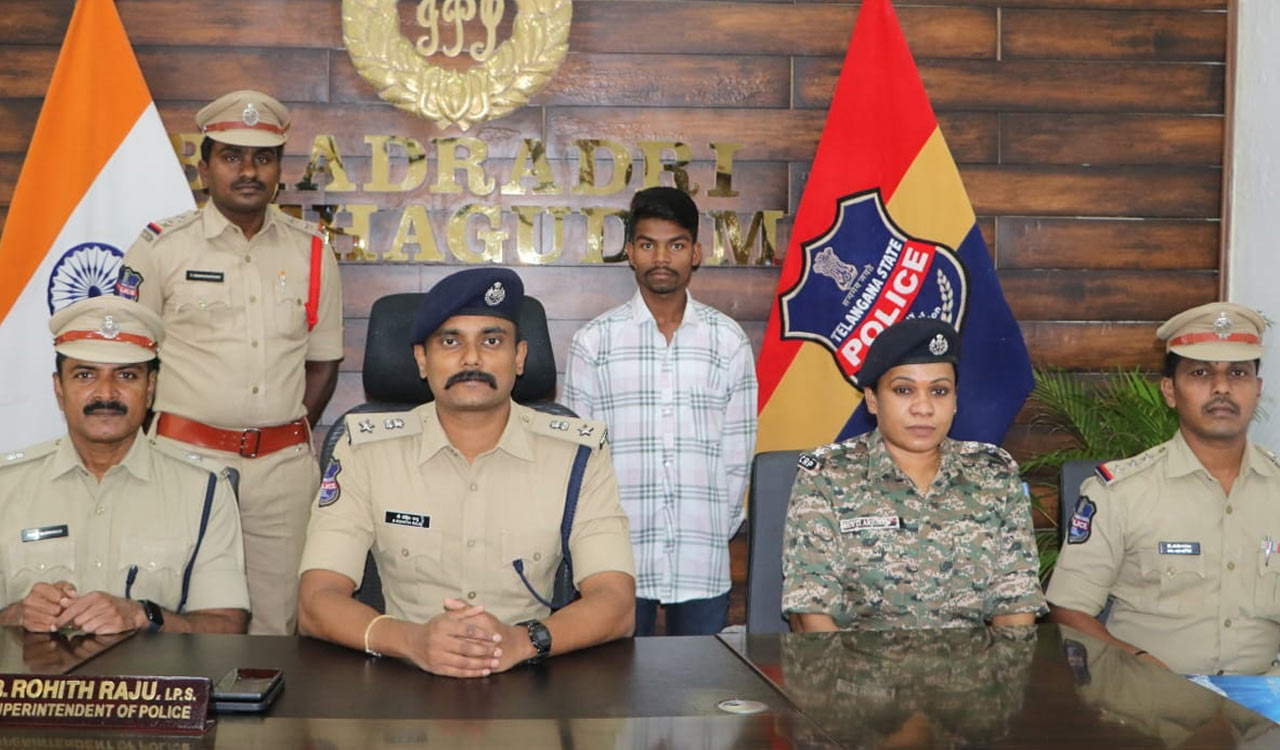 Maoist carrying Rs 1 lakh reward surrenders before police in Kothagudem