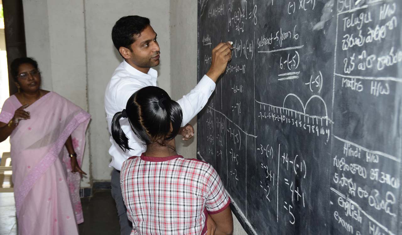 Khammam Collector Muzammil Khan tells students to work towards achieving their goals