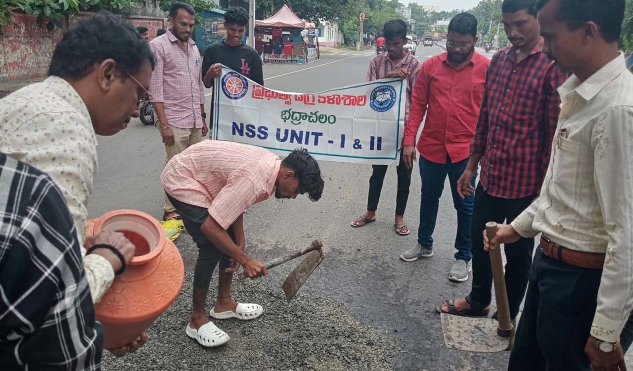 NSS volunteers repair pothole on NH in Bhadrachalam