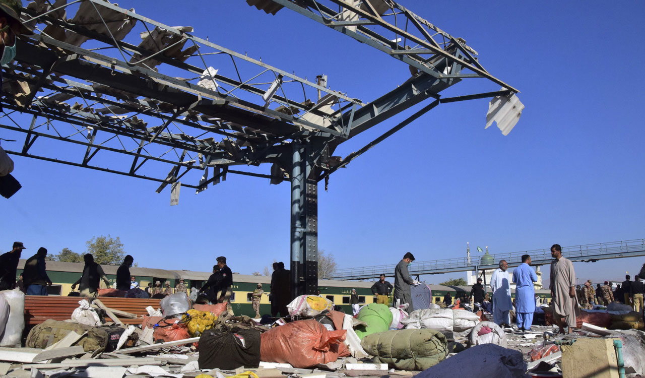 21 killed, 46 injured in Pakistan railway station blast