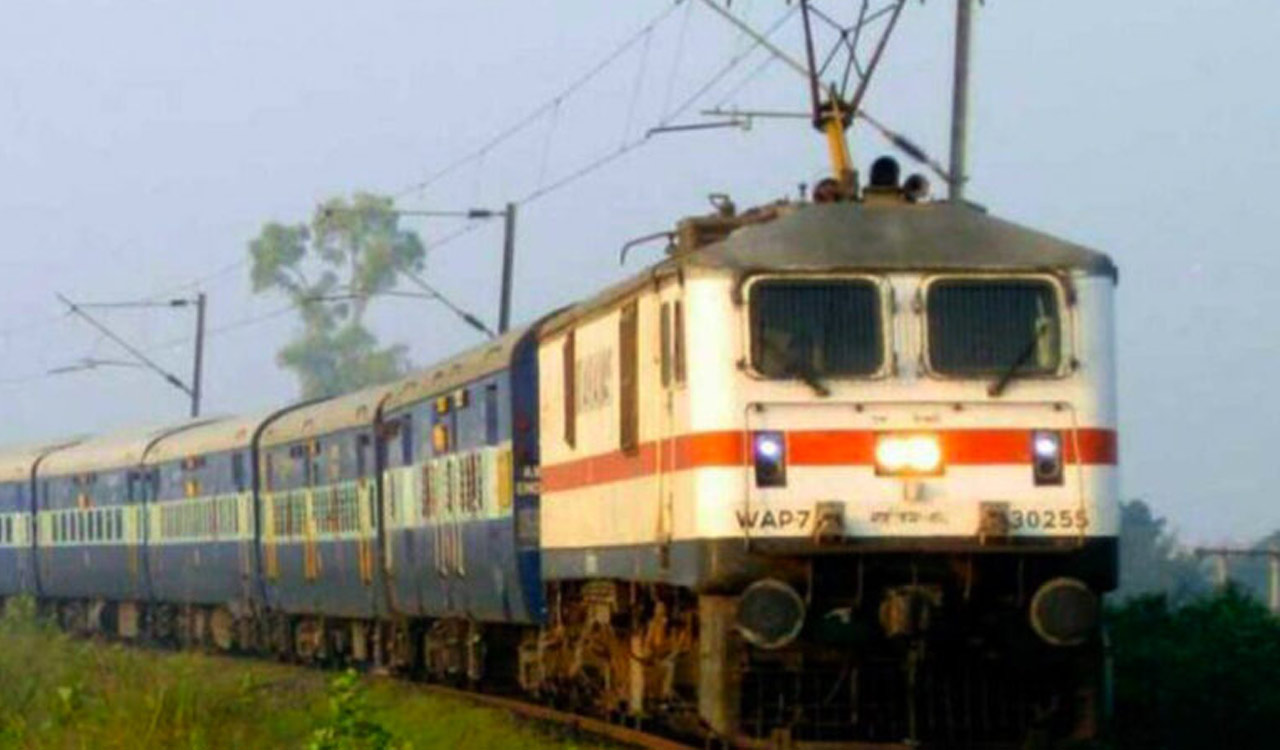 Passengers today protest against the cancellation of Jat Humsafar Express at Secunderabad-Telangana station