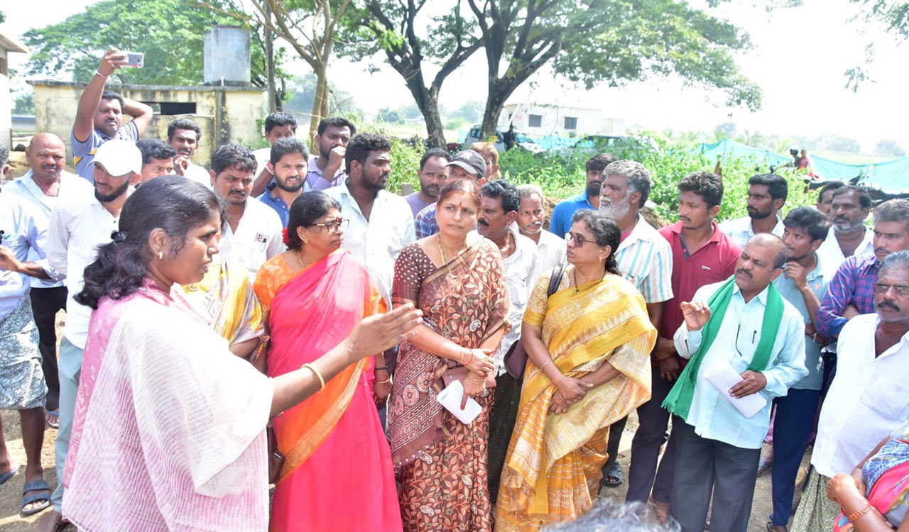 Khammam: Farmers affected by Sitarama Enkoor link canal lodge complaint with police