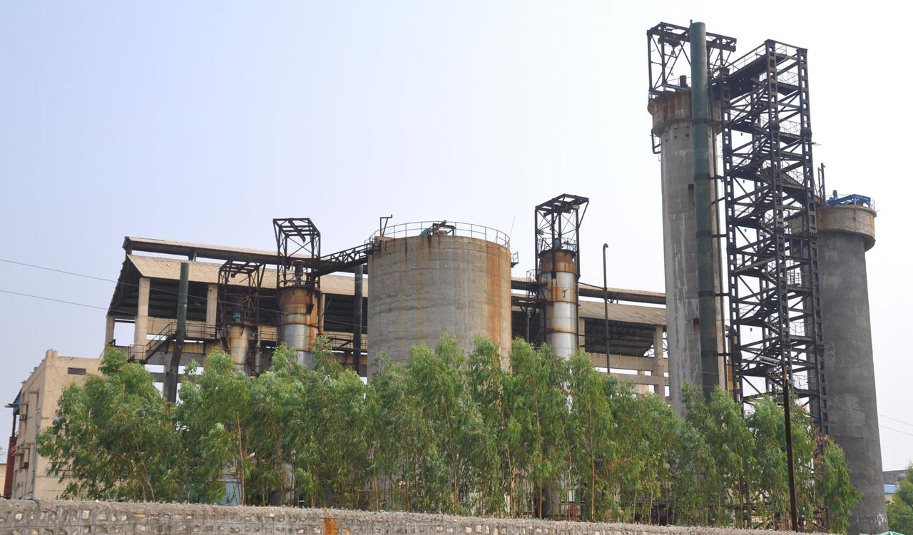 Sirpur Paper Mill faces crisis due to rift between management, lorry owners