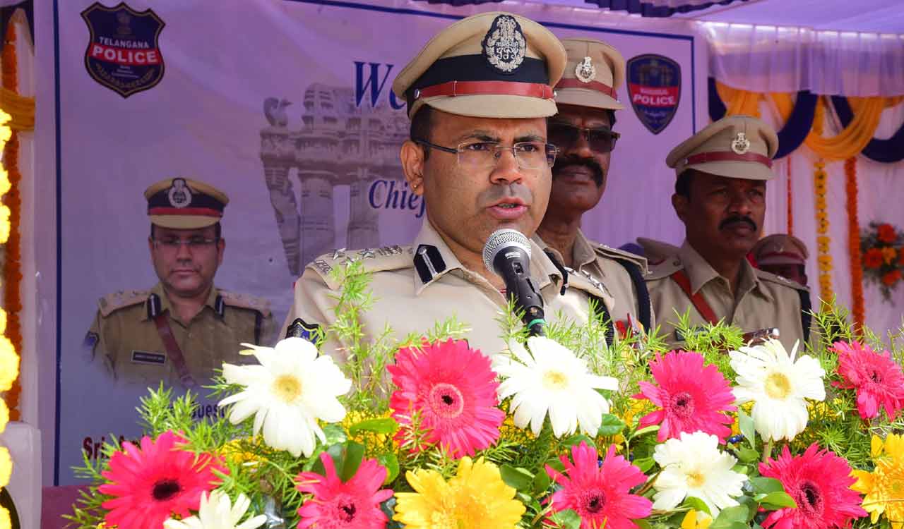 Warangal: Commissioner asks constables to work with “Citizens first” motto