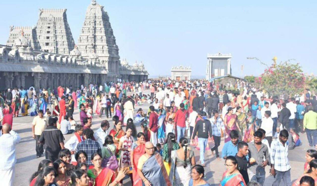 Karthika Masam Yadadri temple witnesses huge rush of devotees