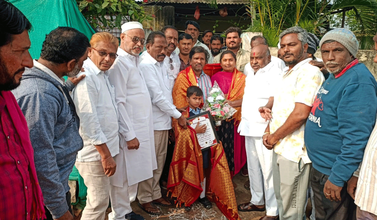 Former minister Ramanna felicitates Class 2 boy for excelling in painting