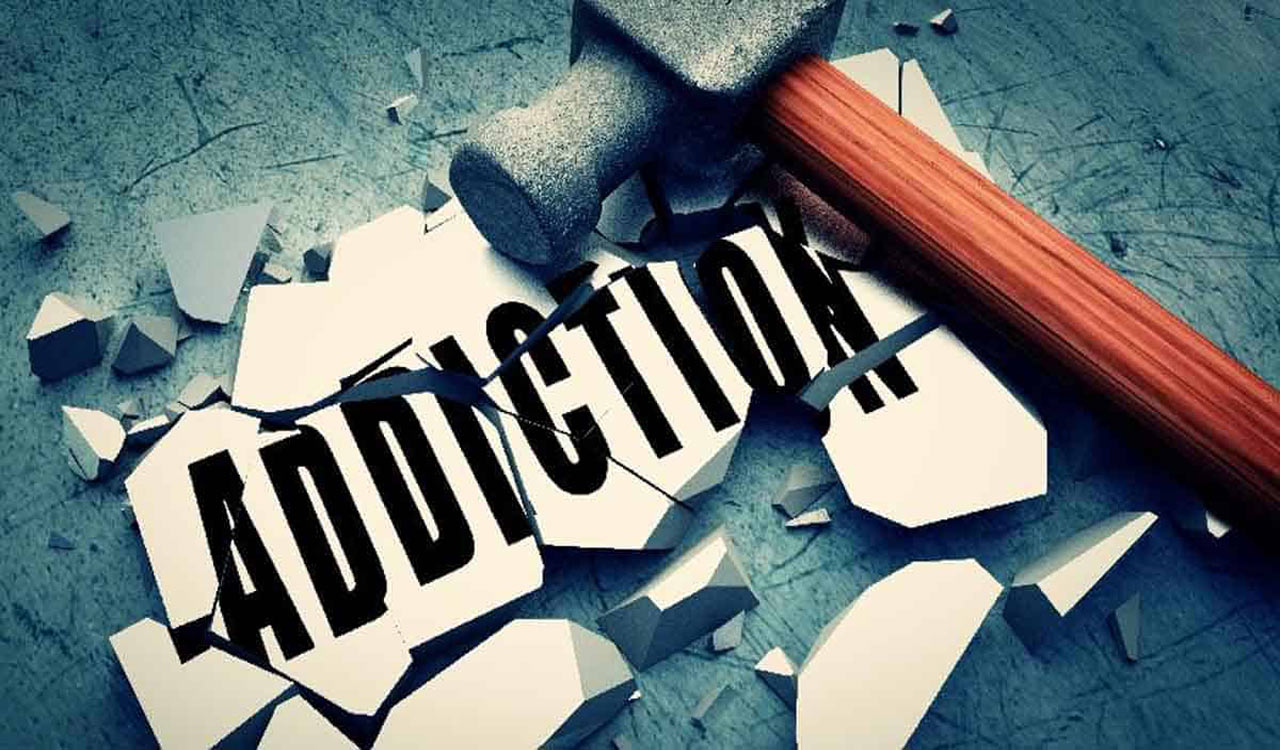 Jagtial: SP advises students not to spoil lives by addicting to bad habits