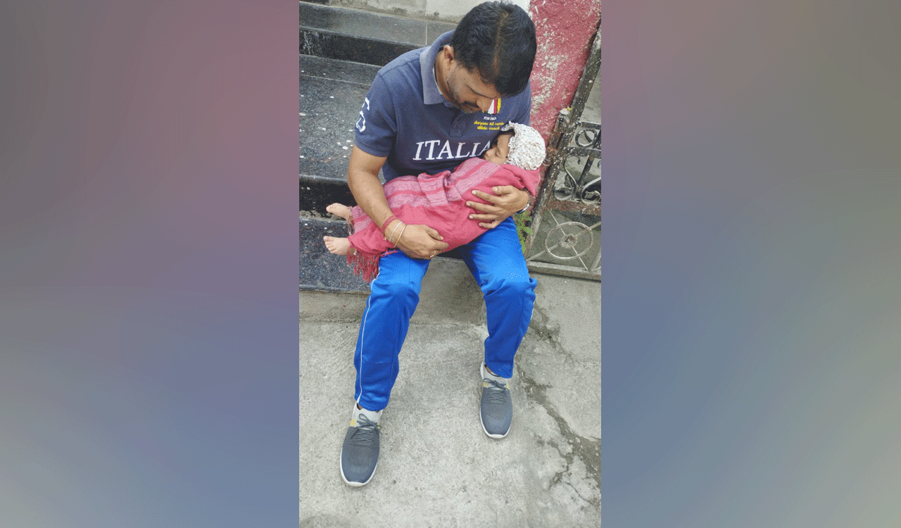 Mom writes exam as Dad waits outside centre with baby; Photo from Karimnagar goes viral