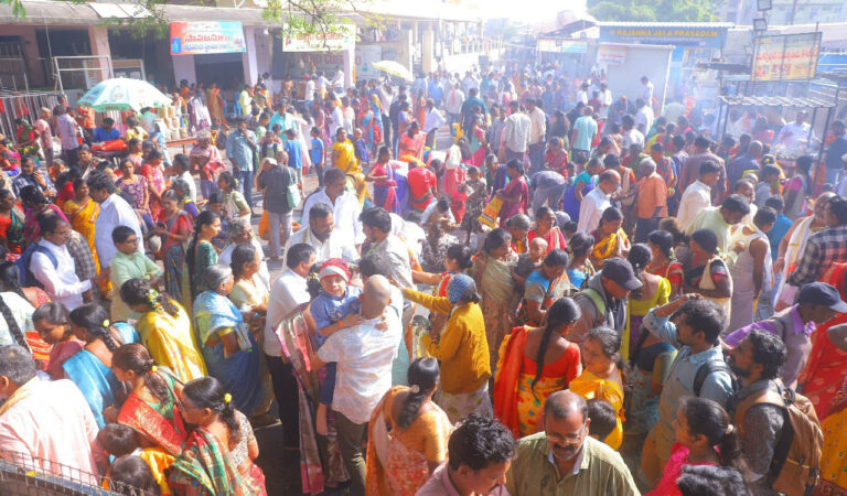 Devotees Thronged Sri Rajar