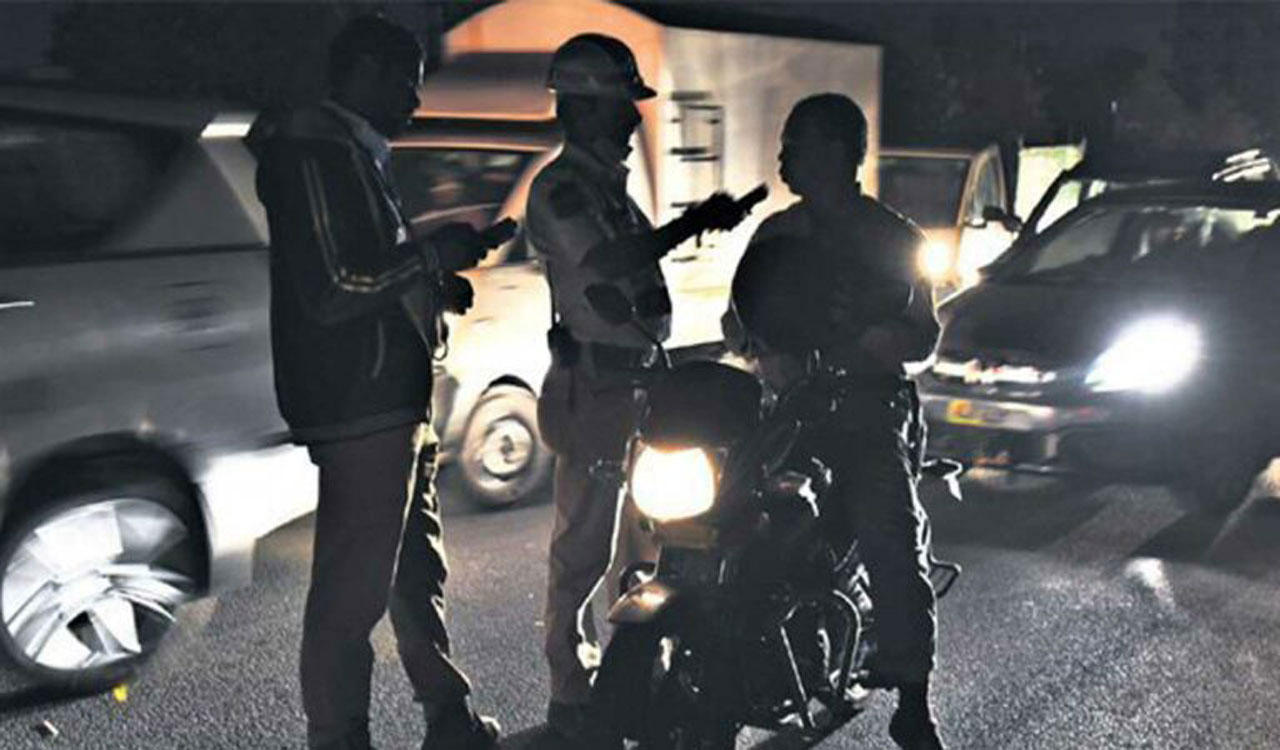 Hyderabad: Drunk man tries to attack traffic cops at Champapet