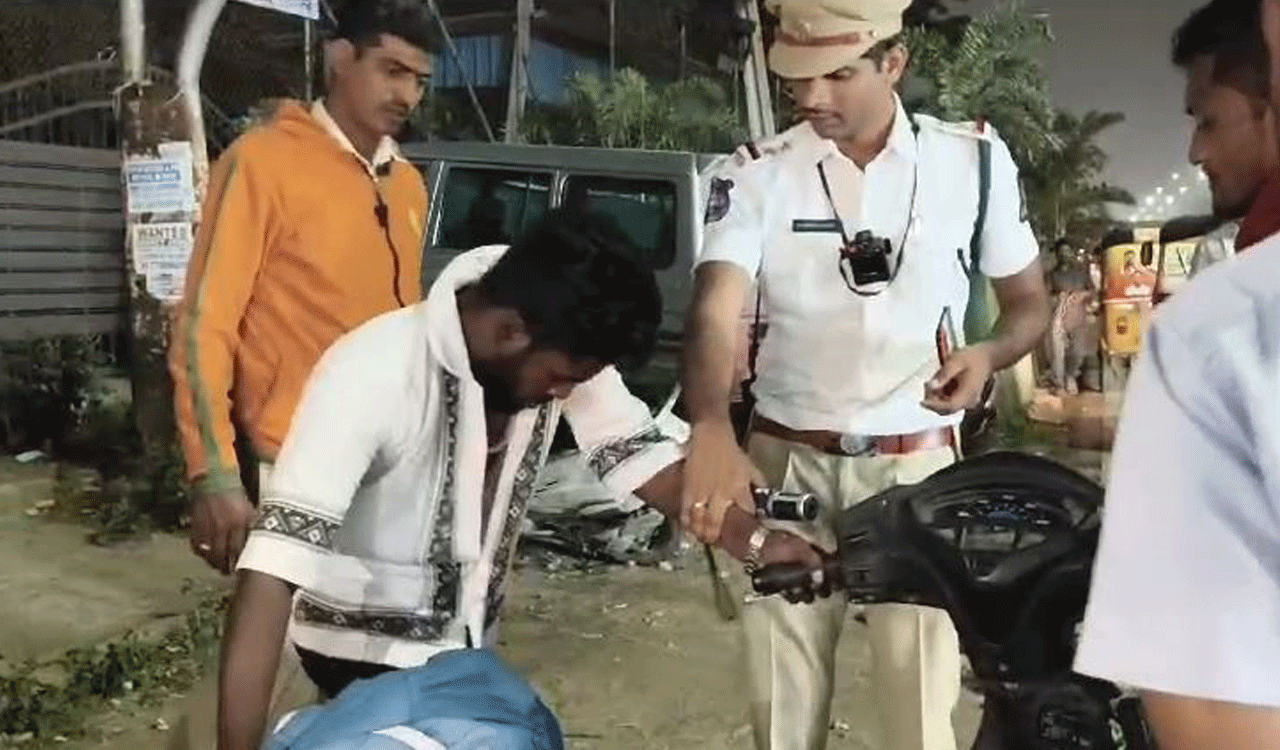 Drunken man tries to attack traffic cops at Champapet in Hyderabad-Telangana today