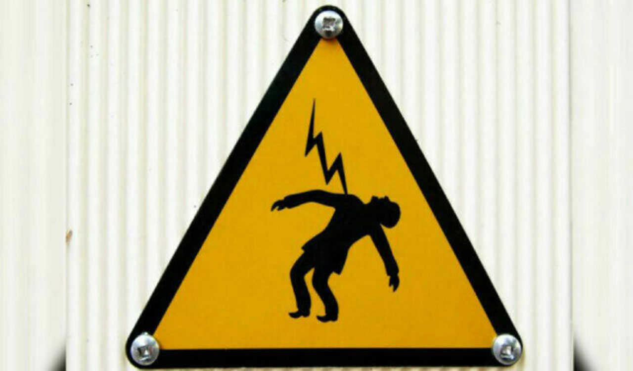 Four were electrocuted while installing a flex banner in eastern Andhra’s Godavari-Telangana district today