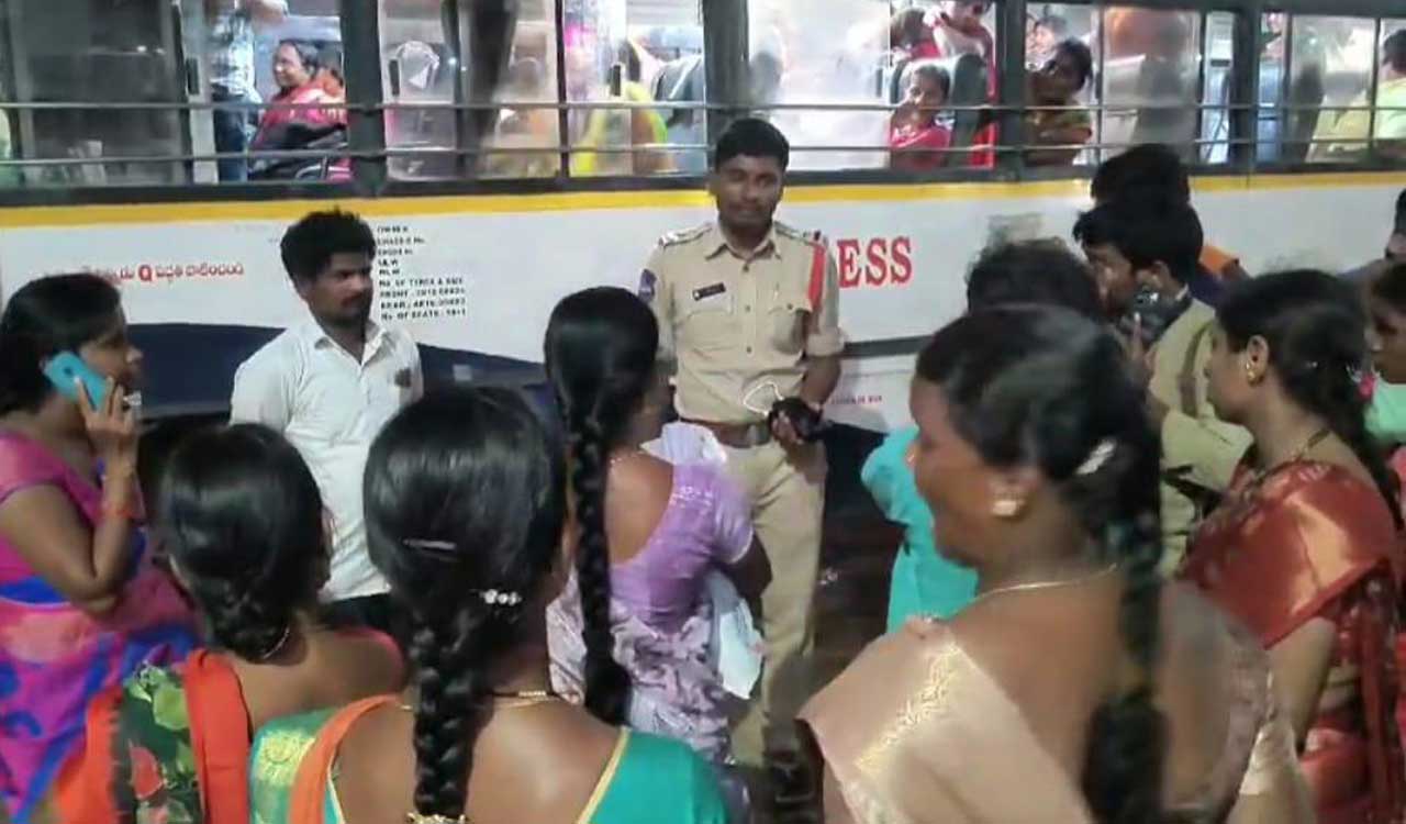 Medak: Women fight over seat in RTC bus; one loses mangalsutra