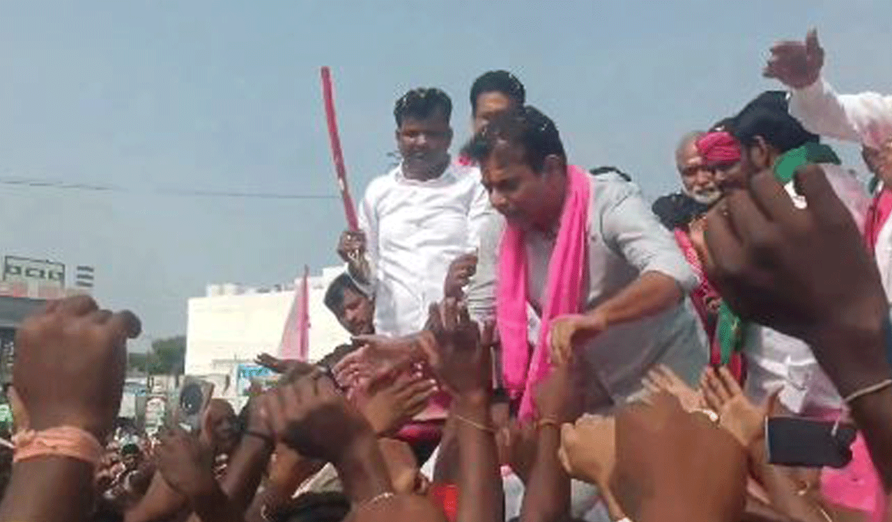 KTR gets warm welcome en route to Mahadharna in Mahabubabad