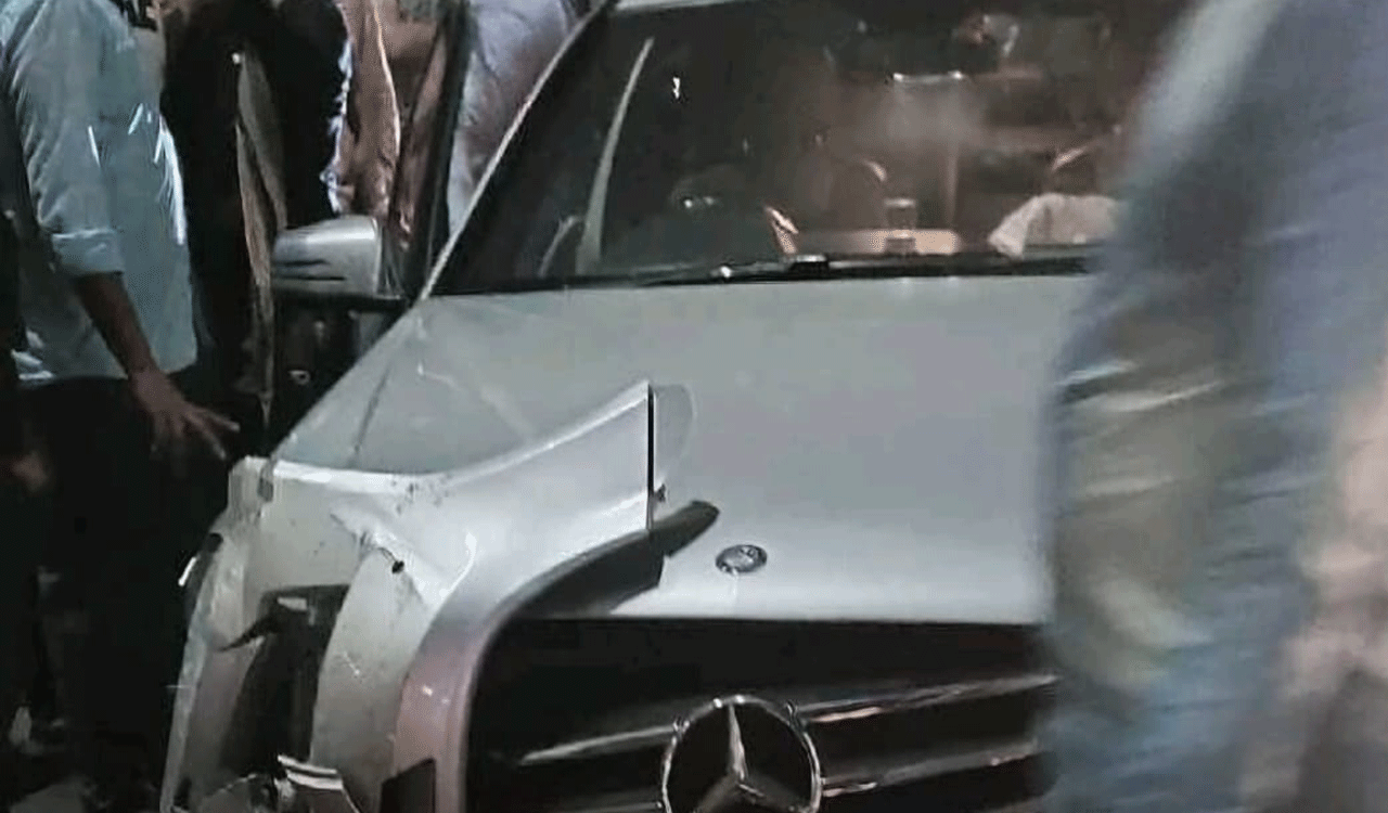 Hyderabad: Mercedez Benz crashes into road median in Banjara Hills, drunk driving suspected