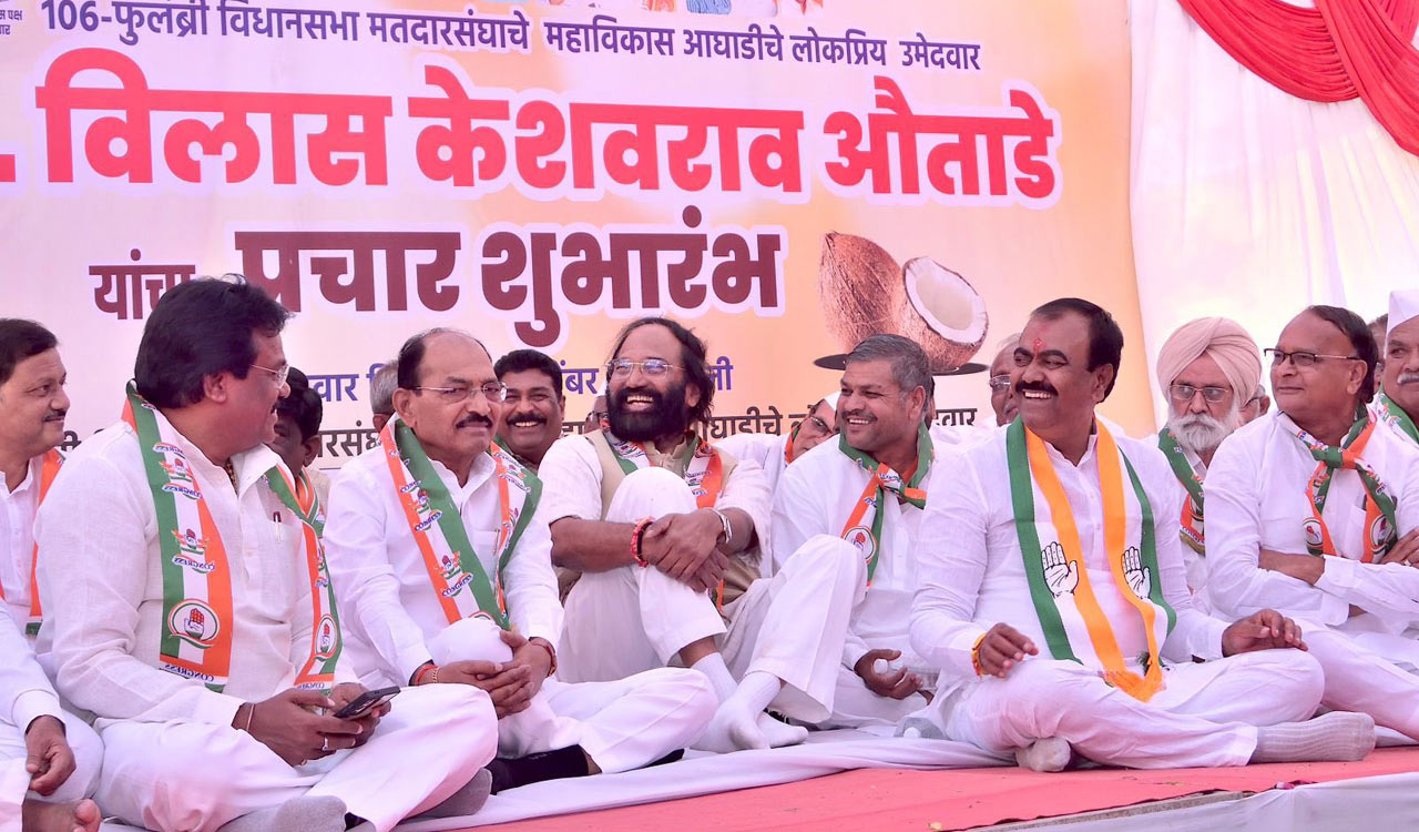 Showcasing Telangana, Congress announces five guarantees in Maharashtra