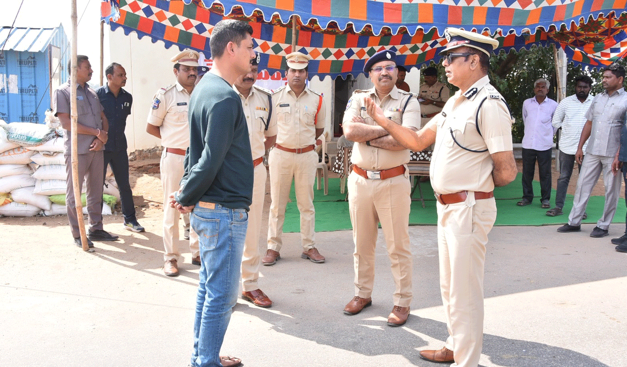 Ramagundam CP inspects inter-state check-post in Mancherial