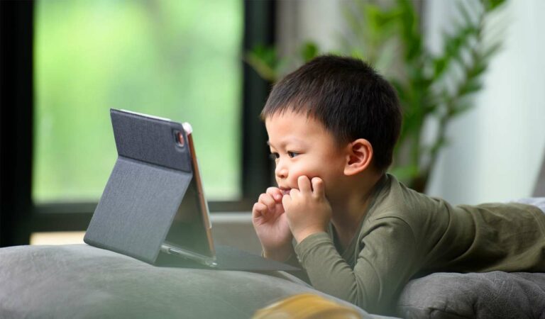 Children exposed to risk of early puberty due to excessive screen time: Study
