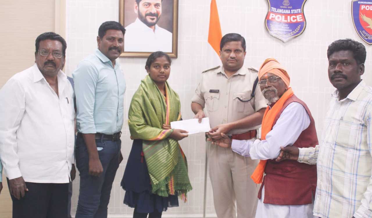 Asifabad: Police extends financial aid to tribal student to pursue medicine