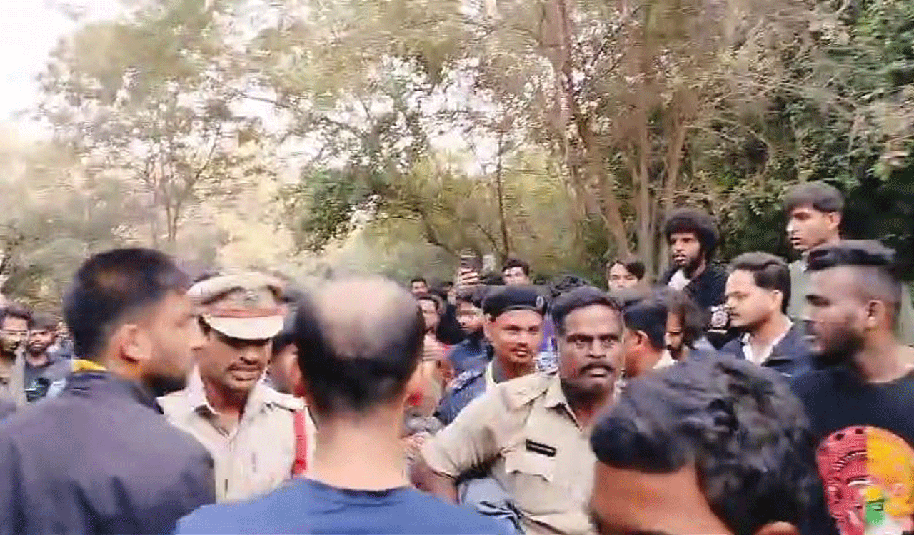 Hyderabad: UoH officials raid in university hostel leads to vehement opposition by students