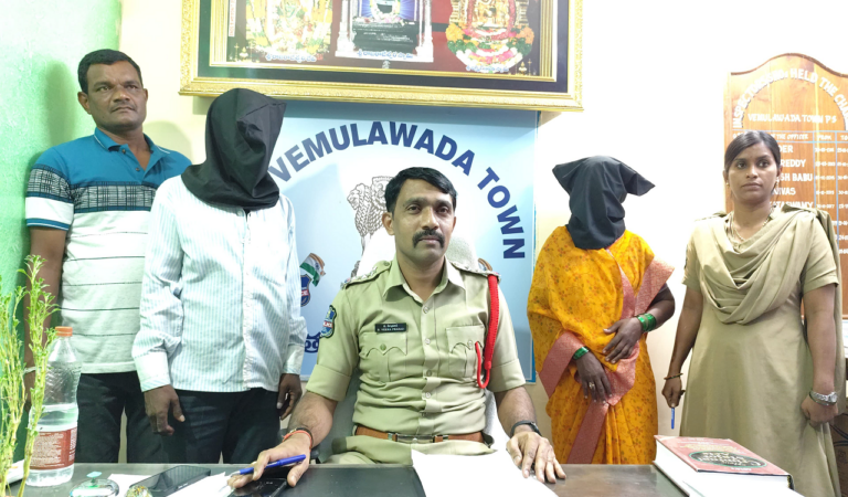 Vemulawada Town Ci Veeraprasad Producing The Kidnappers Before Meida In Vemulawada On Thursday