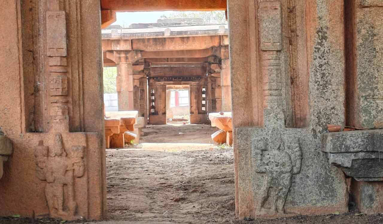 Ancient Kakatiya Temple in ruins at Lal Gadi Malakpet: Experts urge ...