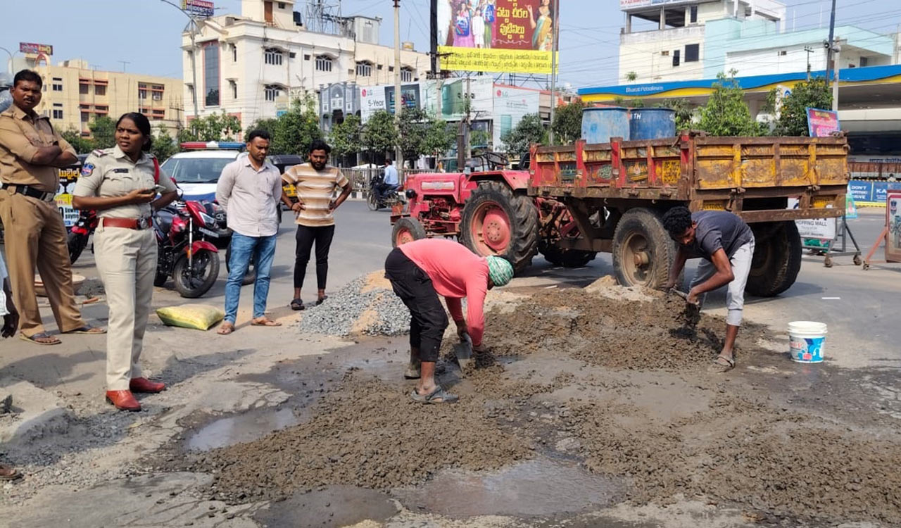 Bhadrachalam SI fills potholes on her own, earns accolades from public