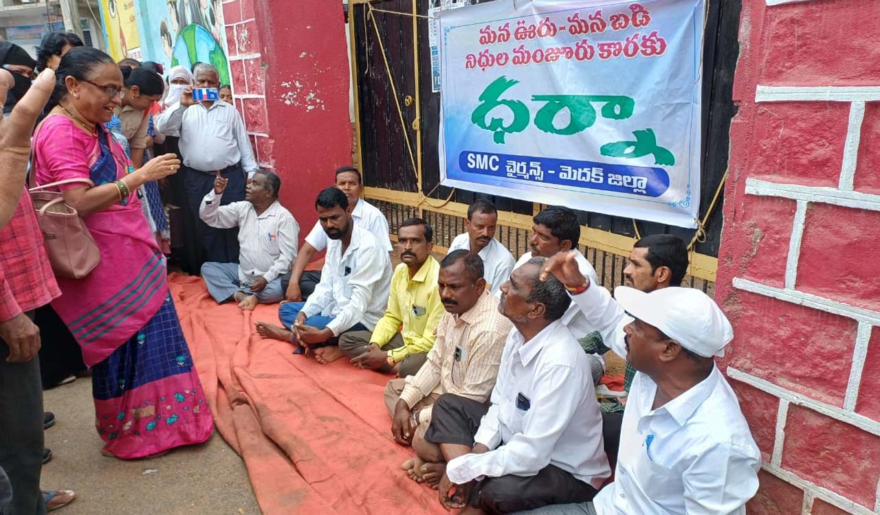Medak: Contractor locks door of school as Govt delays work bills