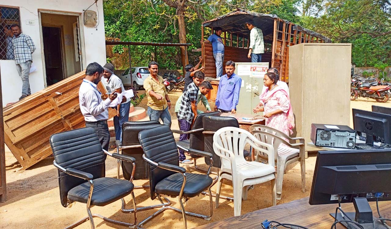 Telangana: Forest office furniture seized for contempt of court in Jannaram