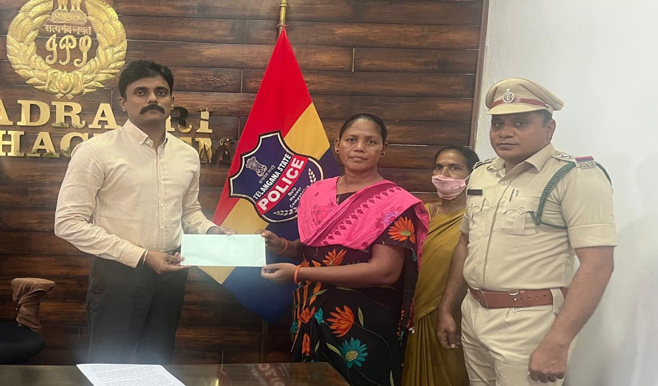 Maoist Madivi Mangli surrenders before Kothagudem police